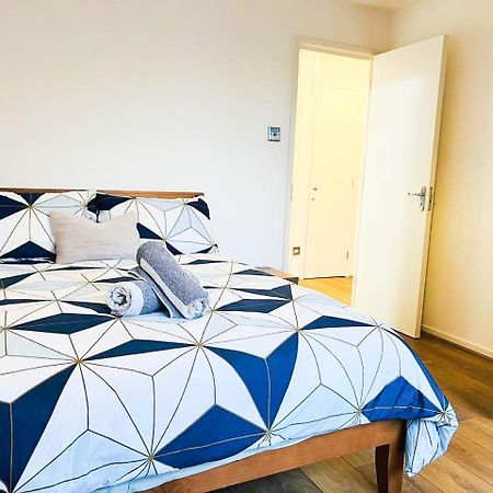 Lovely 2 Bedroom Flat With Free Parking, Great Transport Links To Central London, The Excel Centre, Canary Wharf And The O2! Exteriér fotografie
