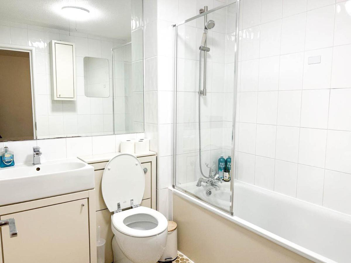 Lovely 2 Bedroom Flat With Free Parking, Great Transport Links To Central London, The Excel Centre, Canary Wharf And The O2! Exteriér fotografie