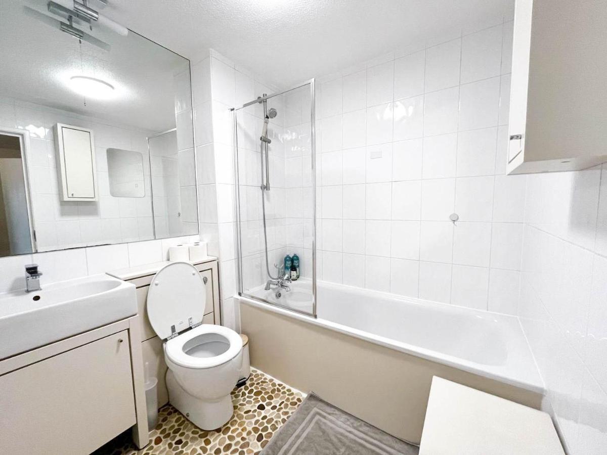 Lovely 2 Bedroom Flat With Free Parking, Great Transport Links To Central London, The Excel Centre, Canary Wharf And The O2! Exteriér fotografie