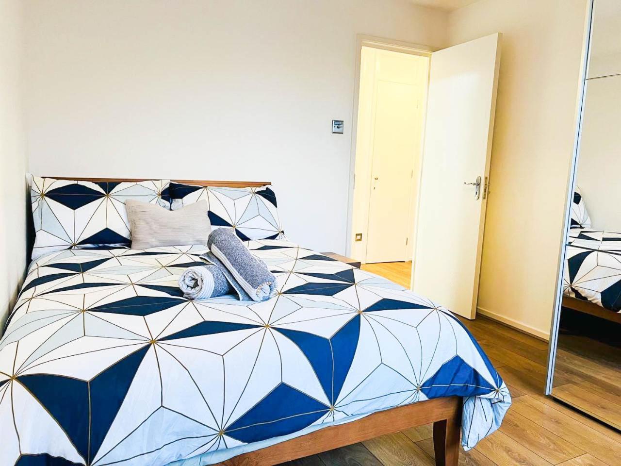Lovely 2 Bedroom Flat With Free Parking, Great Transport Links To Central London, The Excel Centre, Canary Wharf And The O2! Exteriér fotografie